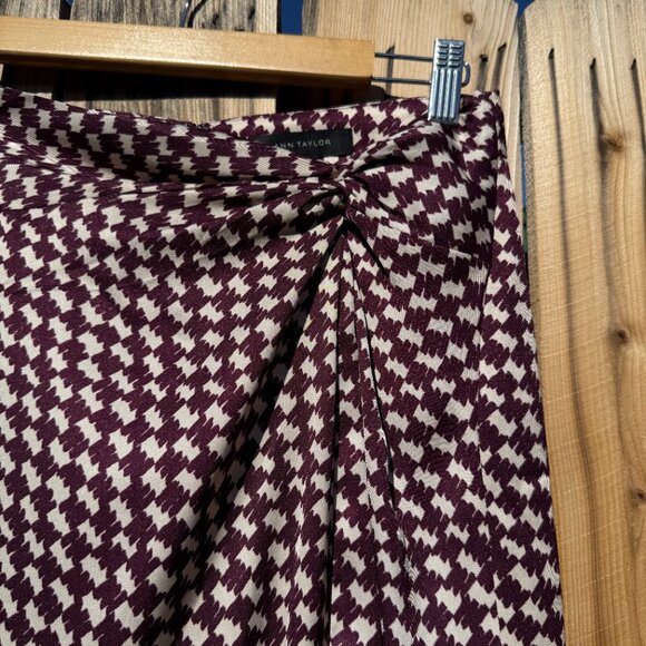 Price FIRM Ann Taylor Houndstooth Print Slit Drape Silky Pencil Skirt Size 2 Md - Picture 5 of 10